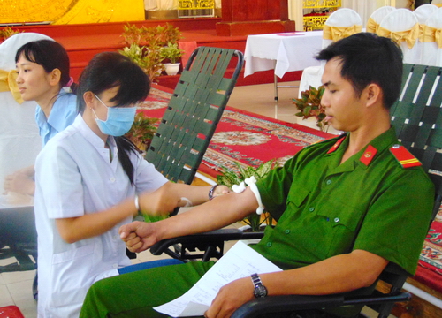 Đoàn viên Công an tỉnh tham gia hiến máu tình nguyện